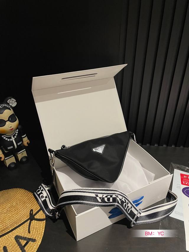 配盒 Prada 普拉达 包包自重很轻 容量大 颜色超百搭 休闲的酷女孩一定要入 尺寸26*15