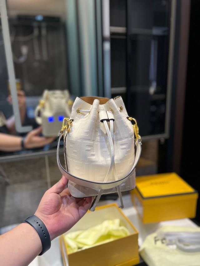 Fendi Mon Tresor芬迪水桶手袋 年米兰时装周街拍中，潮人们背的最多的包包大概就是fendi芬迪的这款水桶包了。配有抽绳和fend金属标志装饰。配一