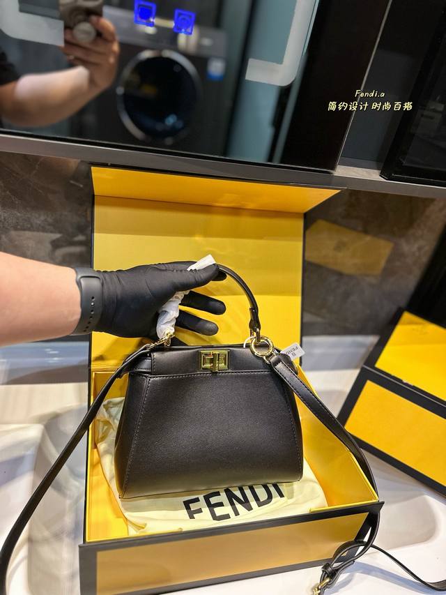 Fendi 小怪兽 芬迪 88 周年之年 Fendi手袋,质感光滑,明线剪裁修饰。两个隔层均以经典peekaboo转锁开合。硬隔板并设有一个拉链口袋。单手柄,镀 Fendi 小怪兽 芬迪 88 周年之年 Fendi手袋,质感光滑,明线剪裁修饰。两个隔层均以经典peekaboo转锁开合。硬隔板并设有一个拉链口袋。单手柄,镀
