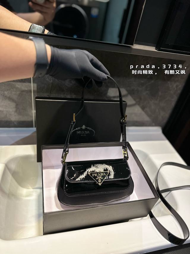 礼盒包装 普拉达prada 单肩包 可爱到不行！凭实力圈粉 简约又不失高级 背上就是时髦精女孩～尺寸24*11