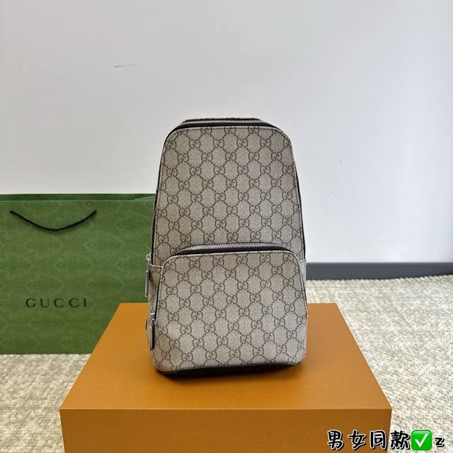 配盒 酷奇gucci 男士胸包 格调满满，自带一股低调沉稳儒雅的气息！ 版型挺阔，很有型！越用越有沉淀的味道！ 更加低调、沉稳 Size：27*29