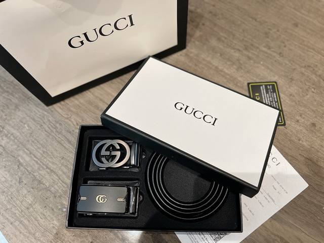 一条带一个扣 一条带两个扣 礼物首选古奇最新款自动扣 头层牛皮经典花纹 火爆全网 好货上手就知超级时尚款式的自动扣。让你走到哪里都是焦点。设计独特，穿戴更舒适大