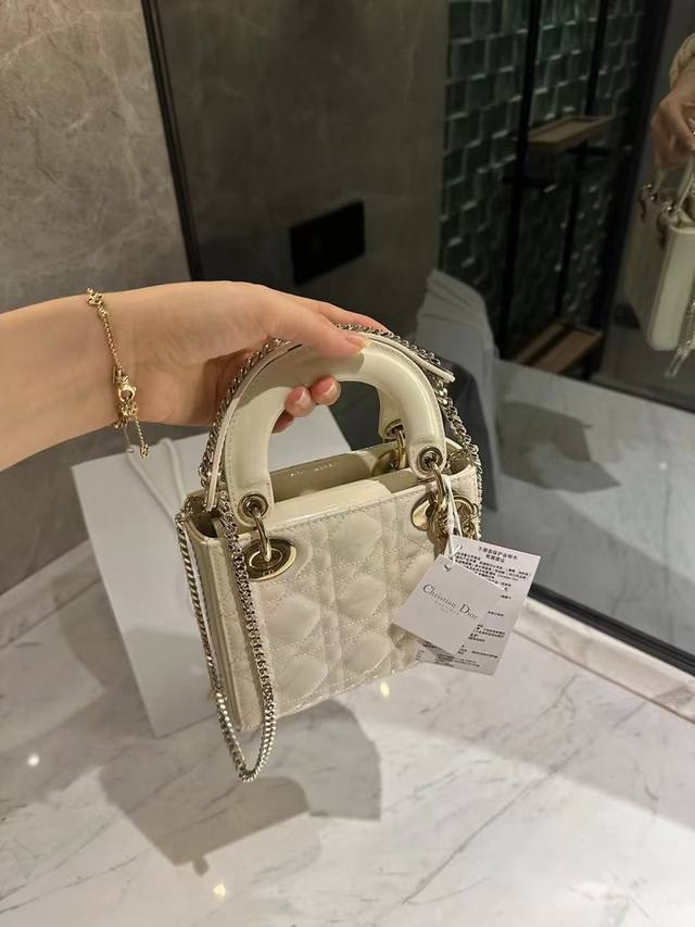 24K金 折叠礼盒包装 迪奥dior 经典系列 3格搭配两条肩带 戴妃包高端品质 原版皮 可随意对比专柜细节 独家出货 高版本第一批 实拍图一组 我们的版本看实