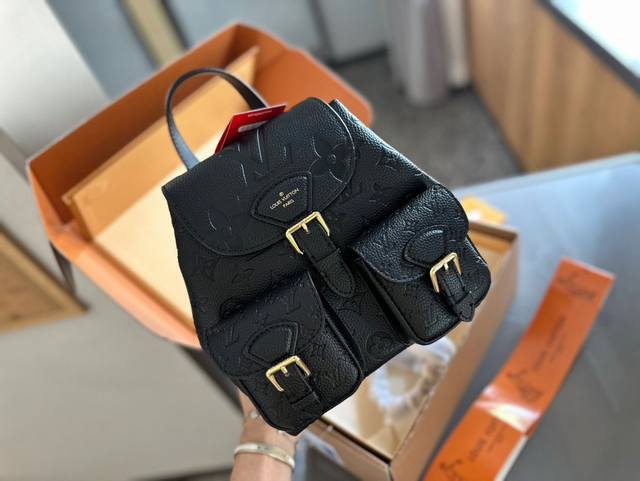 折叠礼盒包装 Lv 也有duma 双肩包啦 M46932 这款玲珑且实用的excursion小号背包采用monogram帆布材质，配以皮革饰边。洋溢徒步风度。主