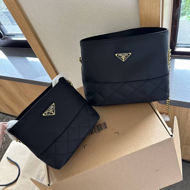 礼盒包装 普拉达prada 尼龙菱格链条口盖包 上身真的美绝了 除了日常的单肩斜挎 更是可以流浪背法 超级ins 风范~ 酷girl的首选 尺寸20Cm小 24