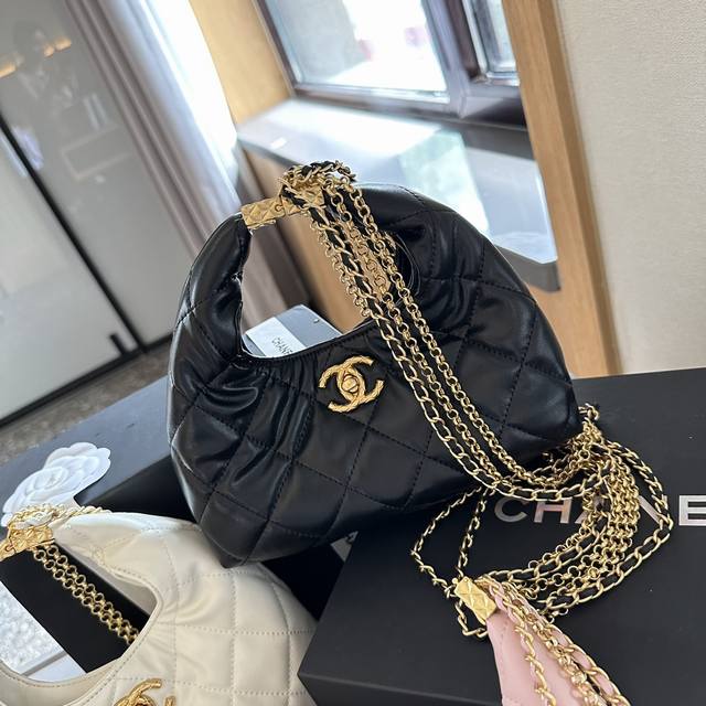 折叠礼盒包装 Chanel 香奈儿 24 新品 流苏hobo 腋下包 谁能拒绝一个能装又好看的hobo啊！ 还是羊皮黑金hobo 而且链条也很特别 虽然链条是看