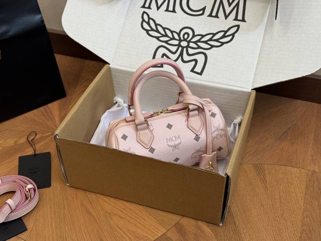 配飞机盒 Size：18Cm Mcm这季主打就是时尚大l Mcm新款ella枕头包！ 真是方便又实用哦！ 这款太啦！ 非常有街头风，酷炫风，男女都可背！