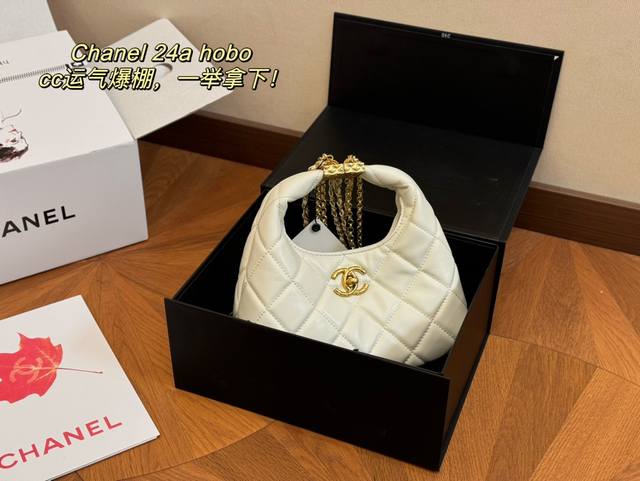 配折叠盒 Size:20*18Cm 香奈儿腋下hobo 羊皮纹材质 包身轻便又有容量 又精美又实用,性价比超高 24A推荐入手之一 太好搭啦!随手一提!出门! 配折叠盒 Size:20*18Cm 香奈儿腋下hobo 羊皮纹材质 包身轻便又有容量 又精美又实用,性价比超高 24A推荐入手之一 太好搭啦!随手一提!出门!