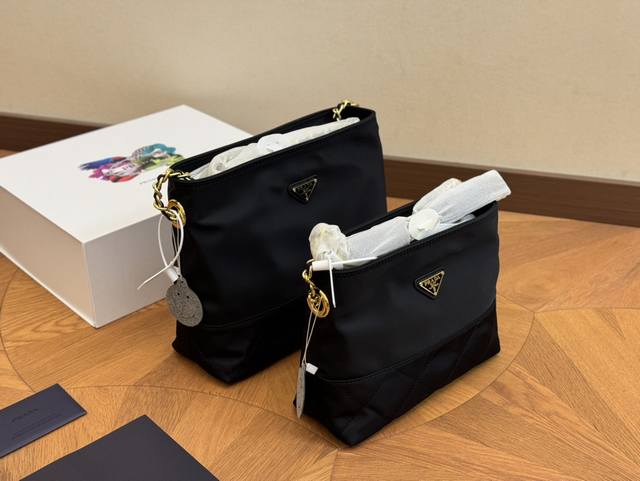 配折叠盒 Size：25Cm 21Cm 普拉达 Hobo中古链条包 更复古硬挺一些 多了一份随意和简单， 完全的时尚百搭！