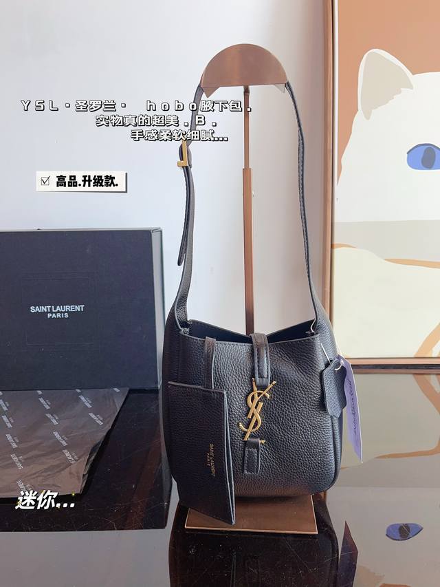 配礼盒 圣罗兰ysl Mini水桶包 质感很高级 容量超级大也很耐用 日常出街背它回头率百分百 就是这种随性慵懒感尺寸：15*7*15Cm