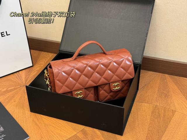 配折叠盒 Size:26*17Cm 香奈儿24B新款邮差 羊皮纹材质 包身轻便又有容量 又精美又实用,性价比超高 24B推荐入手之一 太好搭啦!随手一提!出门! 配折叠盒 Size:26*17Cm 香奈儿24B新款邮差 羊皮纹材质 包身轻便又有容量 又精美又实用,性价比超高 24B推荐入手之一 太好搭啦!随手一提!出门!