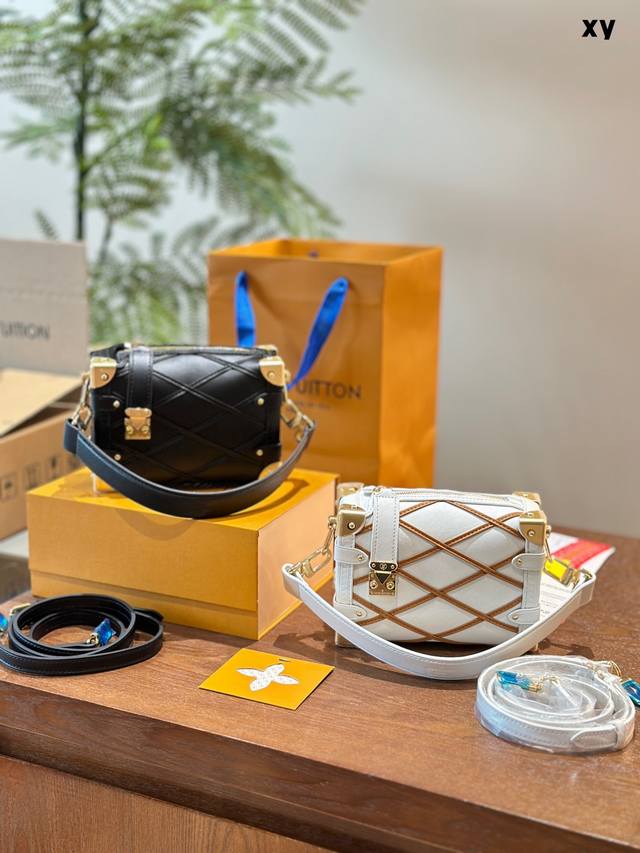 给姐妹们推荐一个适合上班族的包包，超好看 [Side Trunk Pm手袋] 由绗缝羊皮制成，将房子的复古行李箱作为出发点。方形的形状点缀着金色的硬件，包括加固