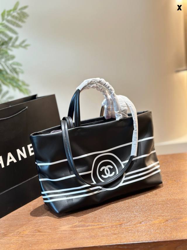 香家炸裂爆款沙滩包,升级“牛皮”高级感别有一番风味、充满浓浓复古 色调缀于丝印徽标大logo 彰显品牌经典特色、风格百搭 简约高级极度舒适很质感 工作和出街都很 香家炸裂爆款沙滩包,升级“牛皮”高级感别有一番风味、充满浓浓复古 色调缀于丝印徽标大logo 彰显品牌经典特色、风格百搭 简约高级极度舒适很质感 工作和出街都很