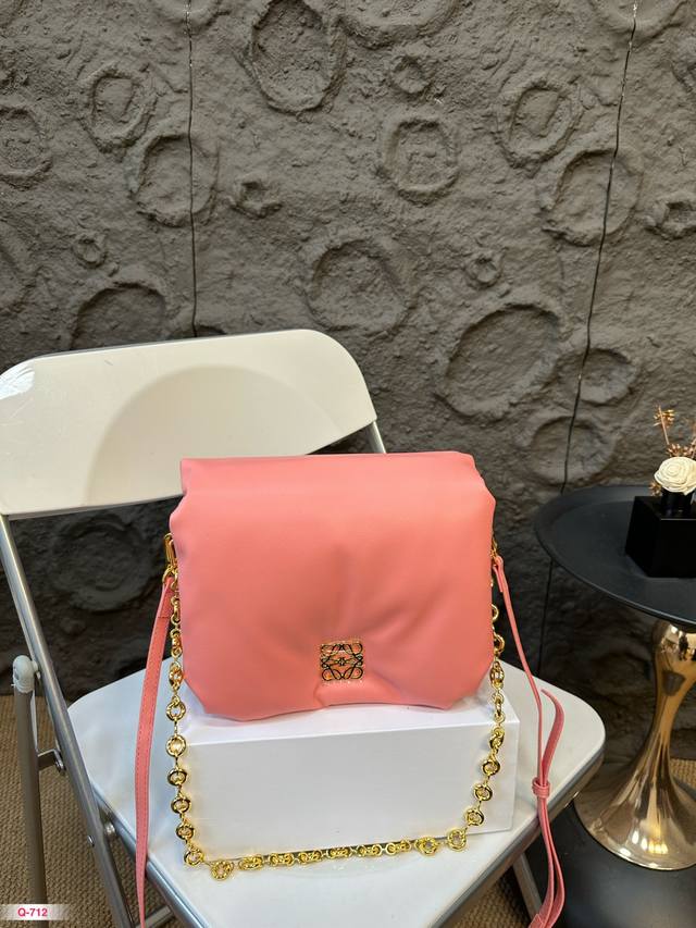 折叠盒尺寸22.19 罗意威loewe Puffer Goya云朵包 胖嘟嘟软fufu的超级可爱 抱枕一样的软糯手感超好 Rua 配有甜甜圈一样的金属短链条 不