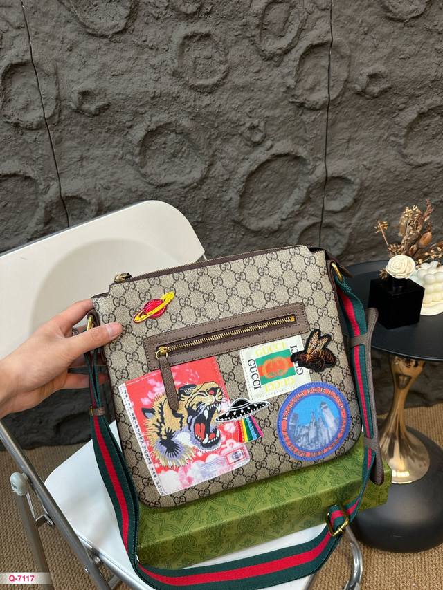 配礼盒 酷奇 Gucci法国 11限量定制拿单肩包发现不一样的曾在之美,在看似从散落各处的碎片信手拈来的艺术组合中 不同的元素与风格从原有的涵义中脱离,成就了全 配礼盒 酷奇 Gucci法国 11限量定制拿单肩包发现不一样的曾在之美,在看似从散落各处的碎片信手拈来的艺术组合中 不同的元素与风格从原有的涵义中脱离,成就了全