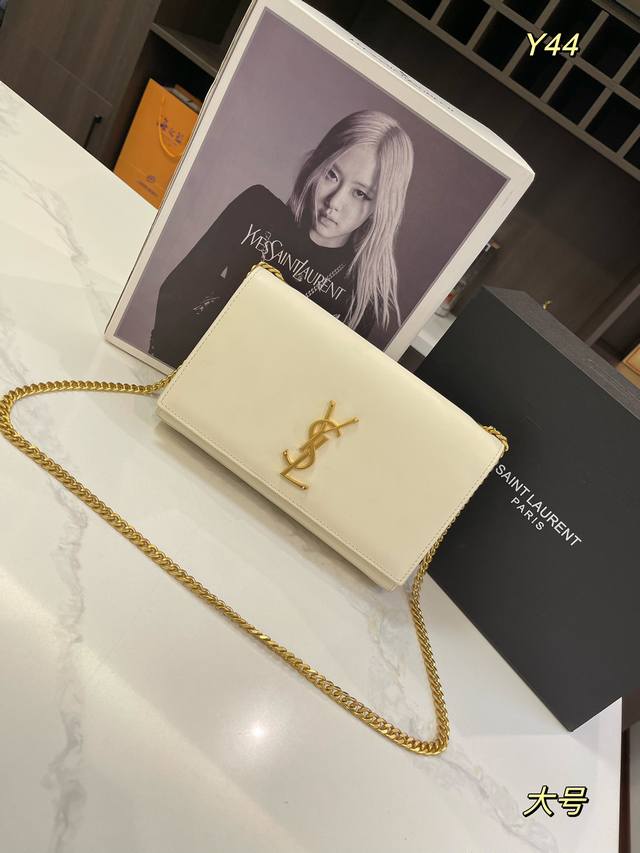 牛皮 折叠礼盒 Size:20*12Cm 23*14Cm 圣罗兰 Ysl Kate 厌倦了温柔甜美 包身纤薄利落,压纹富有沉稳成熟的魅力 背着它就感觉自己气场爆 牛皮 折叠礼盒 Size:20*12Cm 23*14Cm 圣罗兰 Ysl Kate 厌倦了温柔甜美 包身纤薄利落,压纹富有沉稳成熟的魅力 背着它就感觉自己气场爆