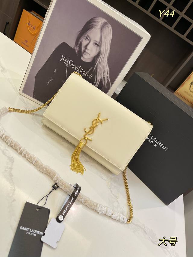 牛皮 折叠礼盒 Size:20*12Cm 23*14Cm 圣罗兰 Ysl Kate 流苏款 厌倦了温柔甜美 包身纤薄利落,压纹富有沉稳成熟的魅力 背着它就感觉自 牛皮 折叠礼盒 Size:20*12Cm 23*14Cm 圣罗兰 Ysl Kate 流苏款 厌倦了温柔甜美 包身纤薄利落,压纹富有沉稳成熟的魅力 背着它就感觉自