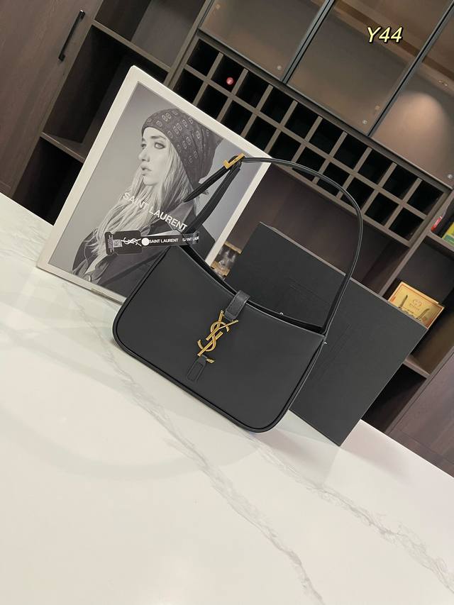 折叠礼盒飞机盒 Size:24*13Cm Ysl 圣罗兰 Hobo 腋下包 今天的这只方方正正的腋下包又是满满的惊喜呀摸_上去皮质丝滑触感让人一不小心就上瘾除了 折叠礼盒飞机盒 Size:24*13Cm Ysl 圣罗兰 Hobo 腋下包 今天的这只方方正正的腋下包又是满满的惊喜呀摸_上去皮质丝滑触感让人一不小心就上瘾除了