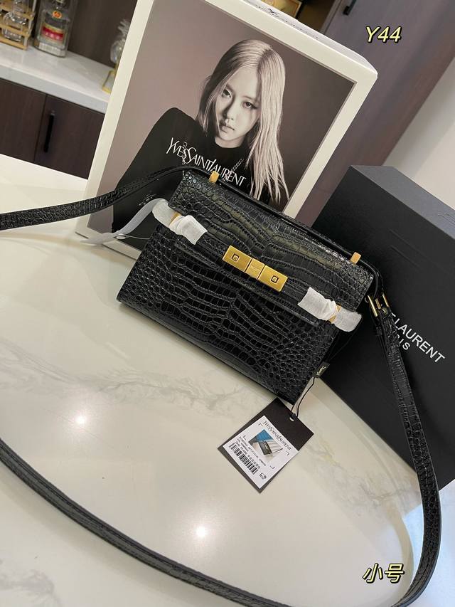 牛皮 折叠礼盒飞机盒 Size:19*15Cm 24*19Cm Ysl 圣罗兰 曼哈顿, 背起来真的太有feel。 曼哈顿 最低调, 简洁大气啦! 尺寸刚刚好! 牛皮 折叠礼盒飞机盒 Size:19*15Cm 24*19Cm Ysl 圣罗兰 曼哈顿, 背起来真的太有feel。 曼哈顿 最低调, 简洁大气啦! 尺寸刚刚好!