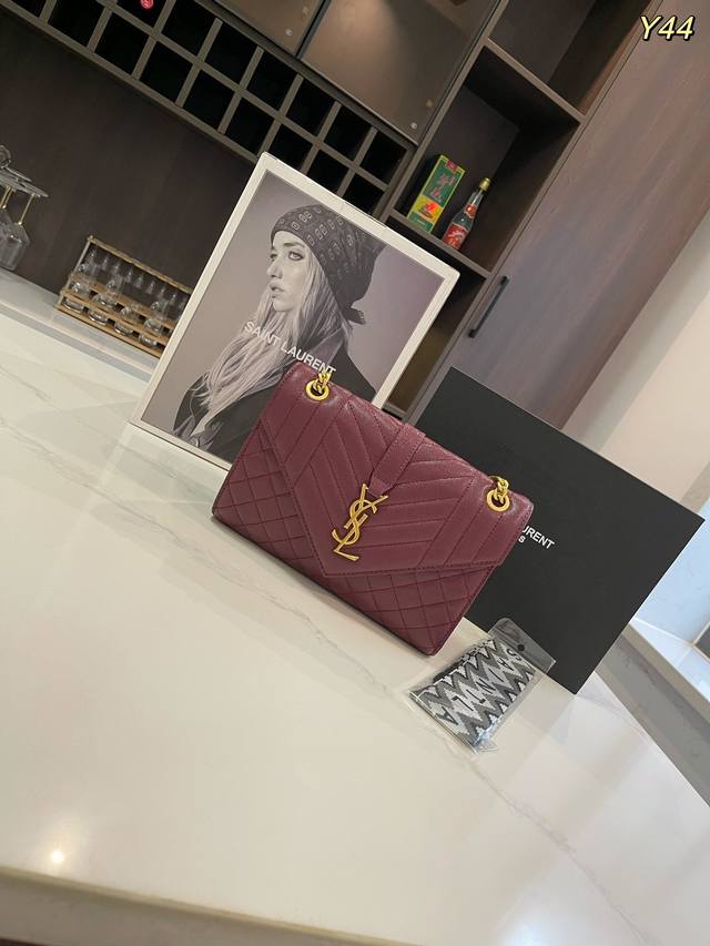 折叠礼盒飞机盒 Size：24*18Cm Ysl包 Envelope信封包实拍图 今天给大家更新的是envelope包身信封设计，搭配金色or银色链条简约时尚。