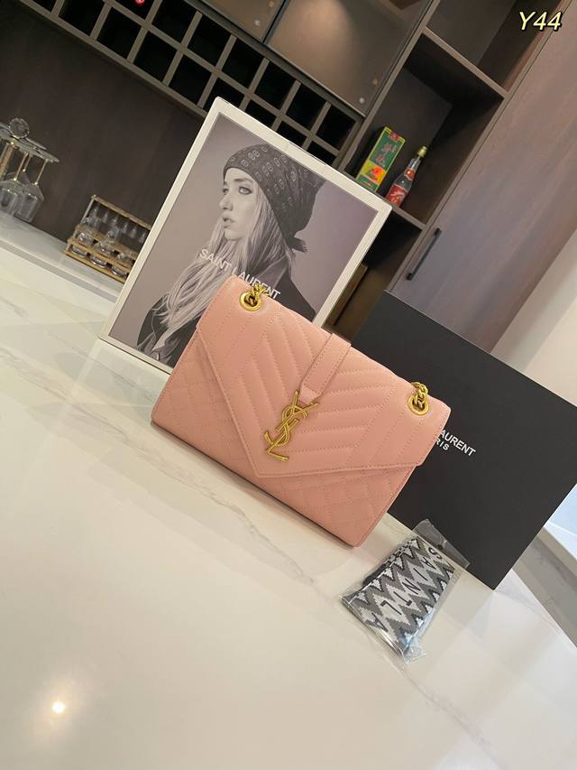 折叠礼盒飞机盒 Size：24*18Cm Ysl包 Envelope信封包实拍图 今天给大家更新的是envelope包身信封设计，搭配金色or银色链条简约时尚。