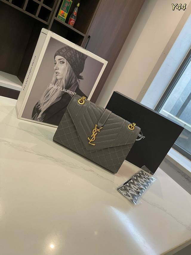 折叠礼盒飞机盒 Size:24*18Cm Ysl包 Envelope信封包实拍图 今天给大家更新的是envelope包身信封设计,搭配金色or银色链条简约时尚。 折叠礼盒飞机盒 Size:24*18Cm Ysl包 Envelope信封包实拍图 今天给大家更新的是envelope包身信封设计,搭配金色or银色链条简约时尚。