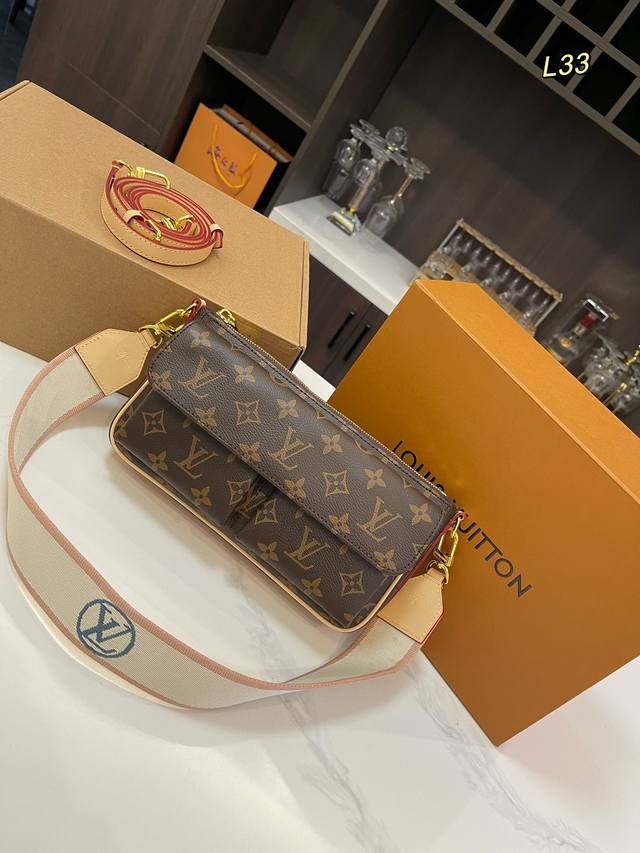 折叠礼盒飞机盒 Size:24*13Cm 超美的爆款lv 骆驼包 来了~ 新款lv双口袋骆驼包来啦超适合春夏的一款包包 短款肩带舒适又时髦妥妥辣妹背法~ 随意搭 折叠礼盒飞机盒 Size:24*13Cm 超美的爆款lv 骆驼包 来了~ 新款lv双口袋骆驼包来啦超适合春夏的一款包包 短款肩带舒适又时髦妥妥辣妹背法~ 随意搭