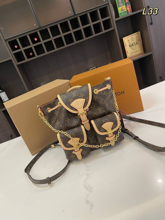 折叠礼盒飞机盒 Size：23*21Cm Lv双肩 Excursion 背包采用 Monogram 帆布材质，配以皮革饰边，洋溢徒步风度。主隔层采用可调节滑扣开