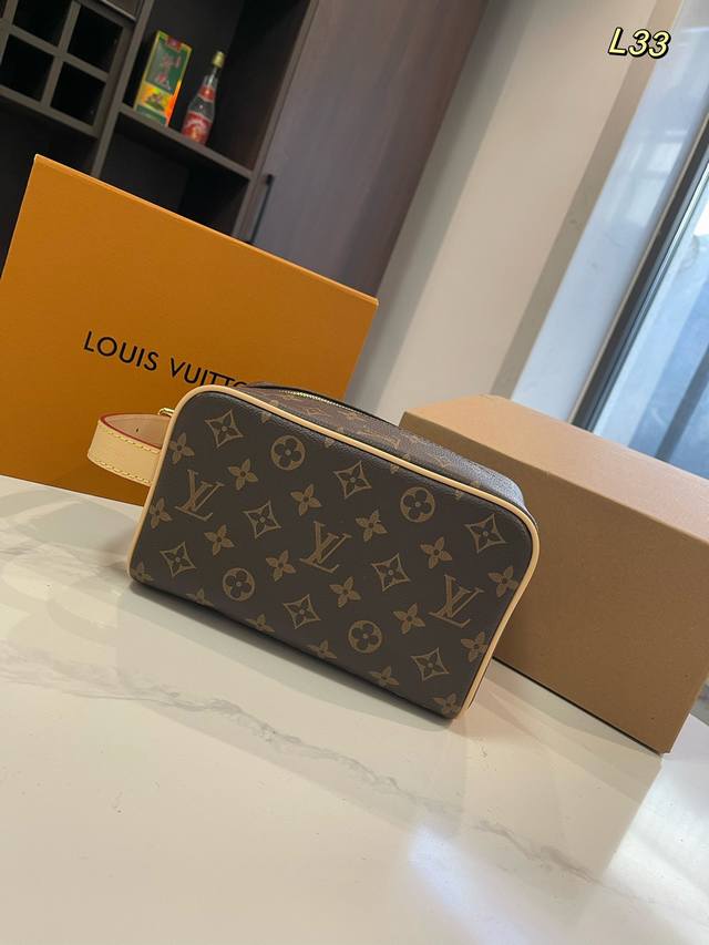 折叠礼盒飞机盒 Size：23*15Cm Lv 化妆包 洗漱包 这世界上只有奢侈品才最懂女人！每年都会出各种化妆包造福精致girls，这款化妆包颜值高到可以直接