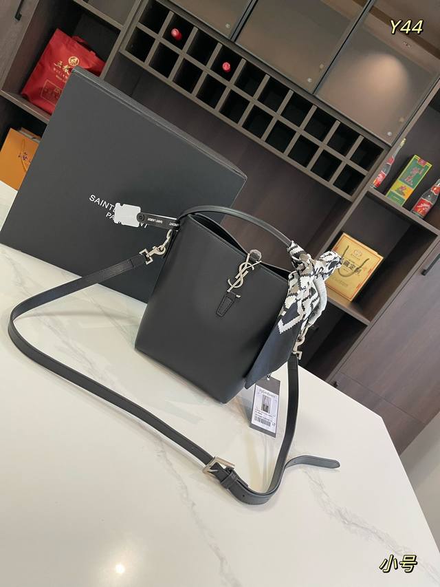 折叠礼盒送丝巾 Size：16*20Cm 20*25Cm 圣罗兰 Ysl Le 37 水桶包 看到这款包的第一眼，我就喜欢上它了，足以满足你各种场合的造型搭配；