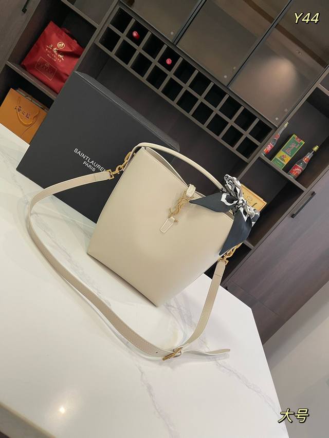 折叠礼盒送丝巾 Size：16*20Cm 20*25Cm 圣罗兰 Ysl Le 37 水桶包 看到这款包的第一眼，我就喜欢上它了，足以满足你各种场合的造型搭配；
