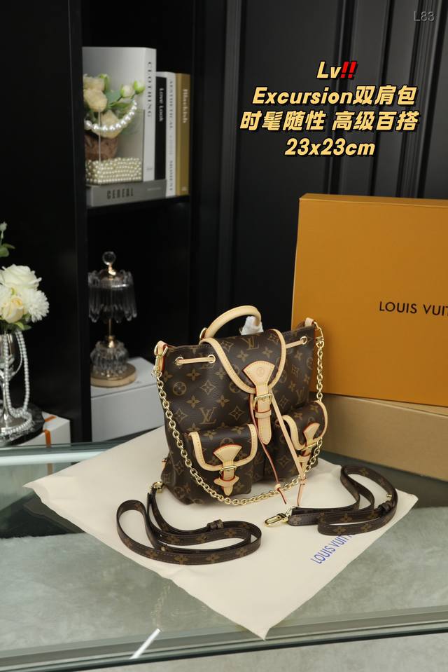 配全套礼盒 Lv Excursion双肩包 双肩、单肩、手拎、斜挎四种背法都ok 又是一个热门买不到款 可爱又实用，外加两个小口袋 还有一根金属链条肩带，时尚加