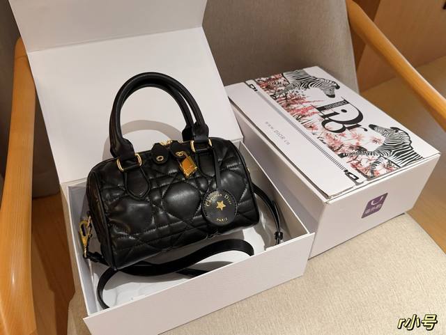 Dior 迪奥 24新品dior Groove 20藤格波士顿枕头包 尺寸20×14×12 礼盒包装飞机箱