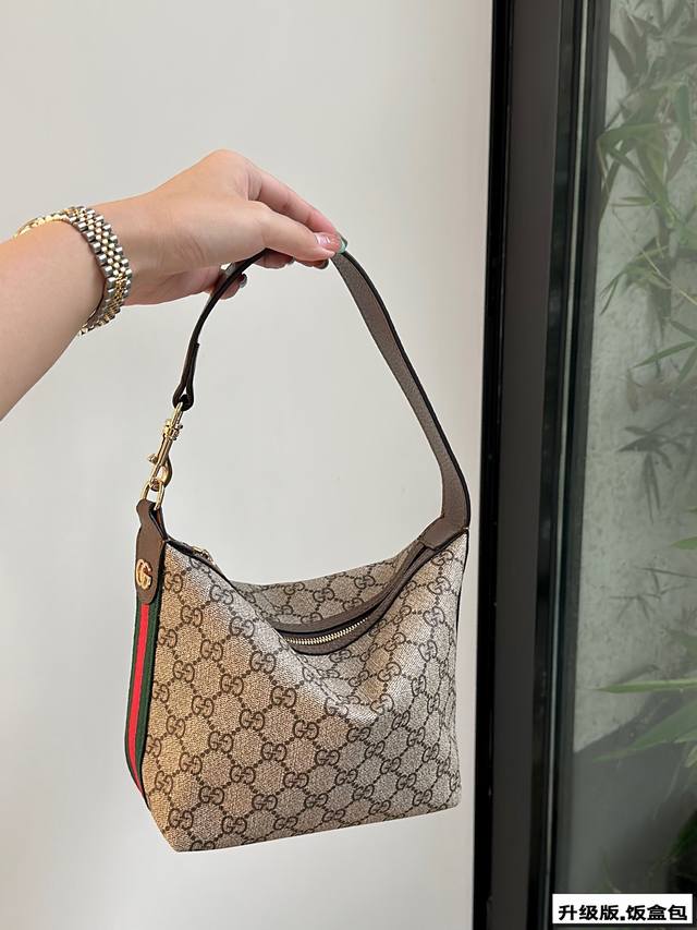 全套礼盒 牛皮版本！ Gucci也有饭盒包啦每天都有爆款新款hobo腋下 小饭盒便当包 一点都不小哦 容量大自重超轻 可放折叠伞保温杯现金化妆品等 目测又是一款