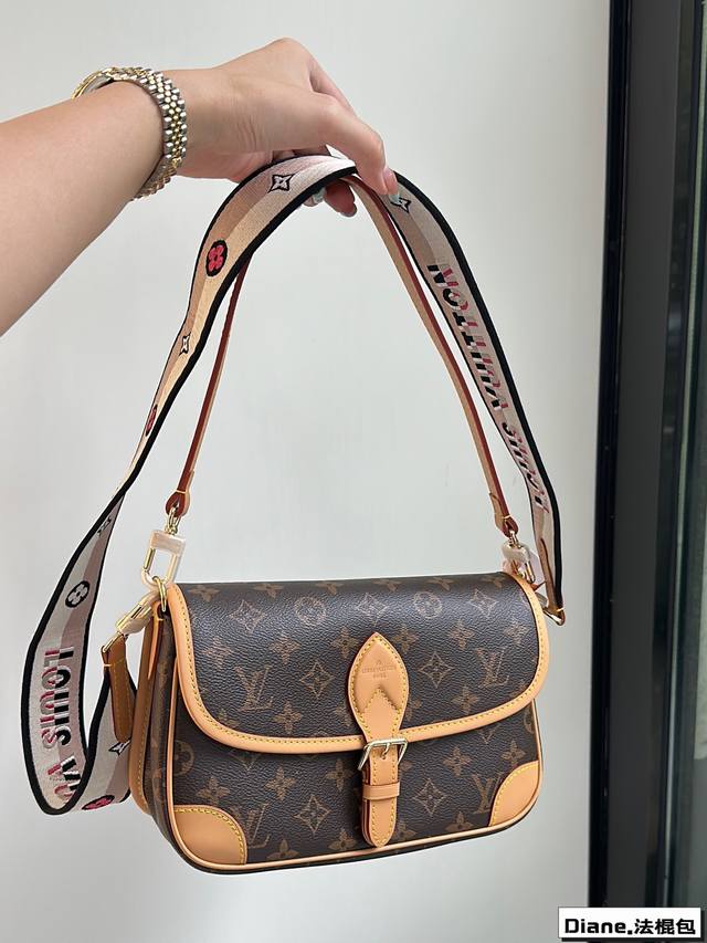 配礼盒 Lv Diane法棍包穿搭也太好看了吧 双肩带的配置复古的气质 带着时尚感搭配起来 毫不违和并且肩带可以分开使用四舍五入等于两个包包 尺寸:25.16C