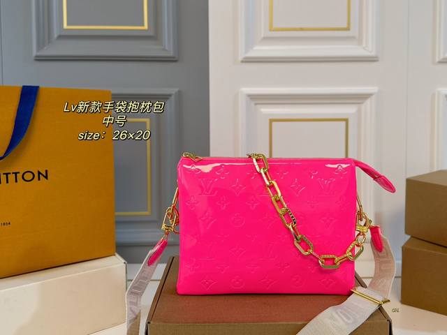 中号 配盒 Size：26×20 Lv路易威登coussin手袋抱枕包 包如其名像只柔软可爱的小坐垫， 包身立体浮雕logo，低调复古 大气又时髦！有被它酷到！