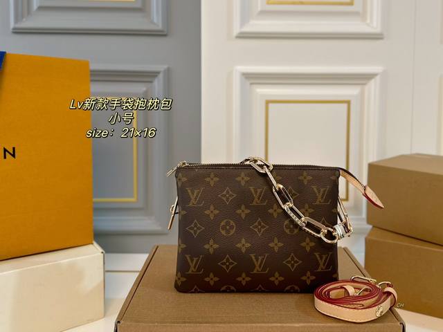 小号 配盒 Size:21×16 Lv路易威登coussin手袋抱枕包 包如其名像只柔软可爱的小坐垫, 包身立体浮雕logo,低调复古 大气又时髦!有被它酷到! 小号 配盒 Size:21×16 Lv路易威登coussin手袋抱枕包 包如其名像只柔软可爱的小坐垫, 包身立体浮雕logo,低调复古 大气又时髦!有被它酷到!