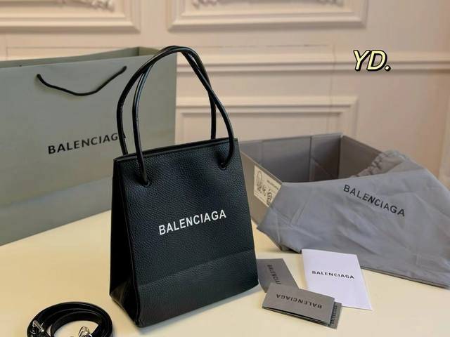 折叠盒 Size:22×20 Balenciaga 巴黎世家新款托特包 酷感简约,大小适中,容量很棒! 手提、可斜挎,男女通用~ 潮流百搭单品,十分推荐 折叠盒 Size:22×20 Balenciaga 巴黎世家新款托特包 酷感简约,大小适中,容量很棒! 手提、可斜挎,男女通用~ 潮流百搭单品,十分推荐