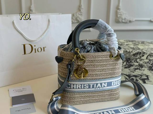 配盒 Size:24×21 Dior拉菲草编织菜篮子包 设计精美有复古的味道 配长肩带 可手提可斜挎 夏日旅游度假必备 配盒 Size:24×21 Dior拉菲草编织菜篮子包 设计精美有复古的味道 配长肩带 可手提可斜挎 夏日旅游度假必备