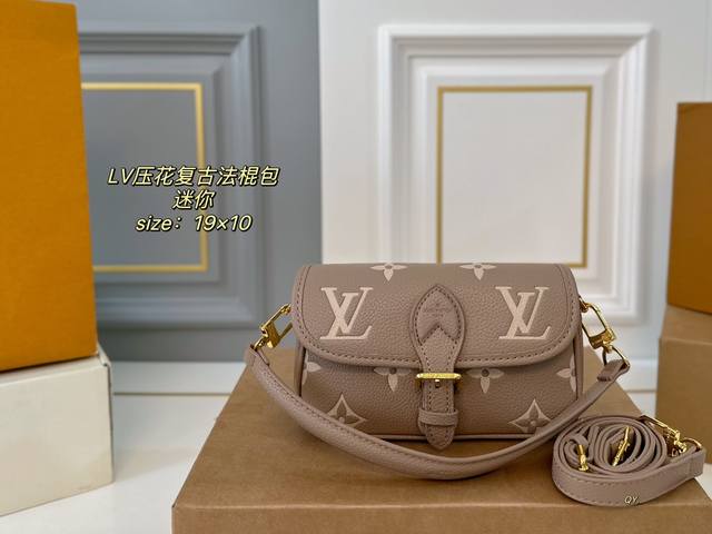 折叠盒 Size:19×10 Lv路易威登diane复古法棍包 搭配两条肩带,腋下斜挎、 皮带扣设计复古经典,超级实用~ 简约的包型,可盐可甜,慵懒又随意 折叠盒 Size:19×10 Lv路易威登diane复古法棍包 搭配两条肩带,腋下斜挎、 皮带扣设计复古经典,超级实用~ 简约的包型,可盐可甜,慵懒又随意