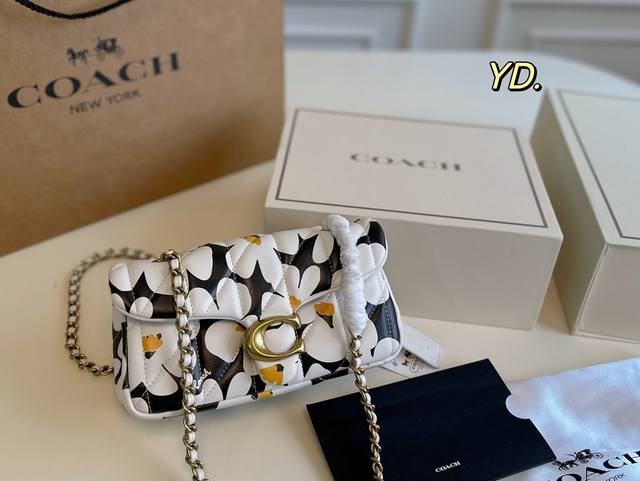 折叠盒 Size：20×11 Coach蔻驰quilted Tabby酒神链条包 小雏菊印花，清新甜美风格 皮质触感软软的很舒服～ 可以腋下背也可斜挎背 一眼就
