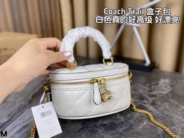 配盒 Coach新款小盒子包来喽!不仅可以凹造型 还可以放下手机 小小一个 超级可爱!尺寸:17*8.5 配盒 Coach新款小盒子包来喽!不仅可以凹造型 还可以放下手机 小小一个 超级可爱!尺寸:17*8.5