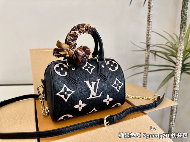 高版本 复刻 全新色系啊压花 Lv Speedy20枕头包~超温柔 糖果色系~透出夏天的气息~简直要为女孩子 的穿搭添上一丝柔和的色彩啦无论是挎在肩 上还是提在