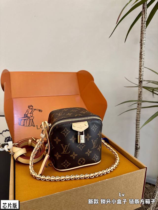 飞机盒折叠盒 芯片版 全钢五金 Size:13×13 Lv新款老花锁头小骰子包 小软盒子小方箱子 主打一个主题－无敌小可爱！ 调节肩带，不挑身高～ 搭配皮链条肩