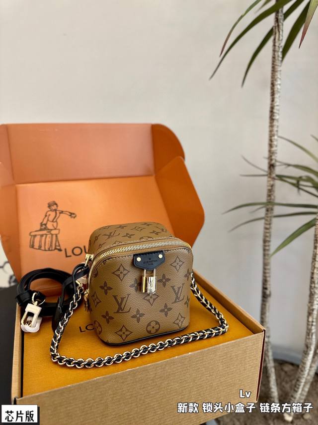 飞机盒折叠盒 芯片版 全钢五金 Size:13×13 Lv新款老花锁头小骰子包 小软盒子小方箱子 主打一个主题－无敌小可爱！ 调节肩带，不挑身高～ 搭配皮链条肩
