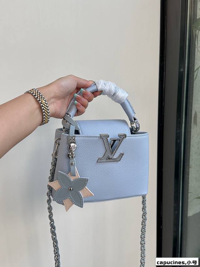 配礼盒包装 Lv很美很减龄的贵妇包capucines 搭配四叶草挂件 今天分享一只lv最减龄拼色手提包 Capucines -共有2尺寸风格以简约、百搭、职业为