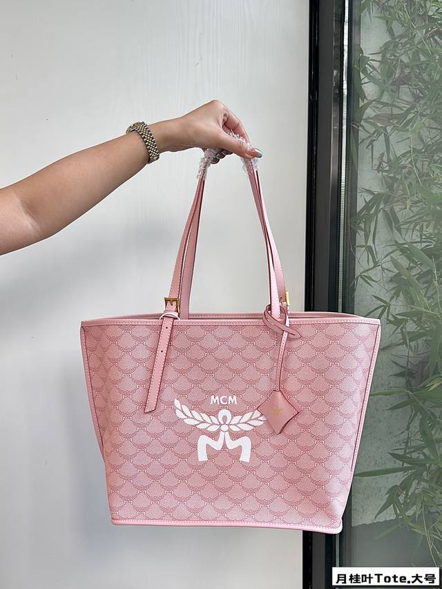 Mcm 托特包tote 24S新款购物袋 超轻便超大气~ 新款托特包采用全新的设计，以月桂叶花纹为主，象征着荣誉和胜利 肩带还可以调节长短，包容各种身型的人 尺