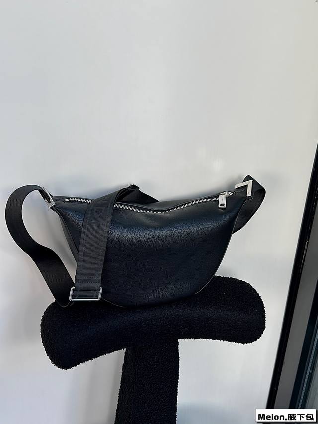 折叠礼盒 芬迪fendi Melon手袋男士腋下包 老花ff提花和纯色皮革两款男款 四角都有ff金属贴花可以防止磨损就连拉链看着都很高级 可以斜挎也可以单肩非常