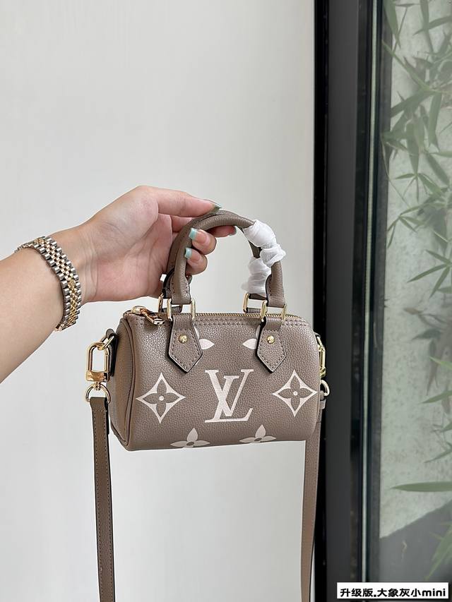 配礼盒 升级版！！ Size：Mini 16*10Cm Lv Speedy Nano迷你大象灰枕头包 新款的肩带可以调节拆卸； 线条精致，小巧轻便又时尚～ 细节
