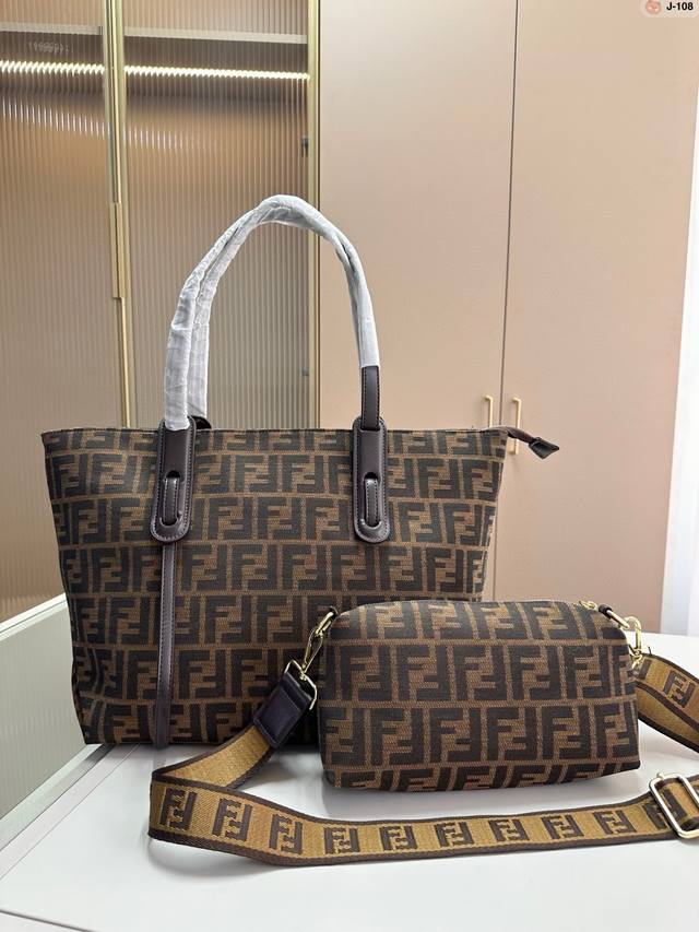Fendi 芬迪 购物袋 中古包版型 百看不厌的 最大特点容量大！ 什么风格都能hold得住 凹造型也是妥妥 J-108尺寸 36.15.28